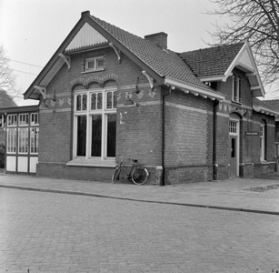 150692 Gezicht op de voor- en zijgevel van het N.S.-station Soestdijk te Soest.